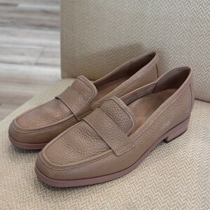 Vionic Women's Classic Tan Loafers